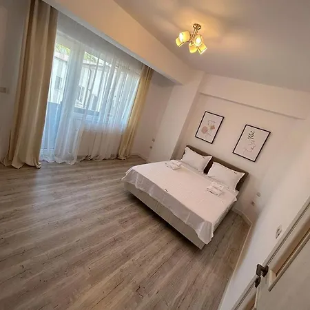 Cozy Deluxe Apartments In Centre Of Historical Suceava Exterior foto