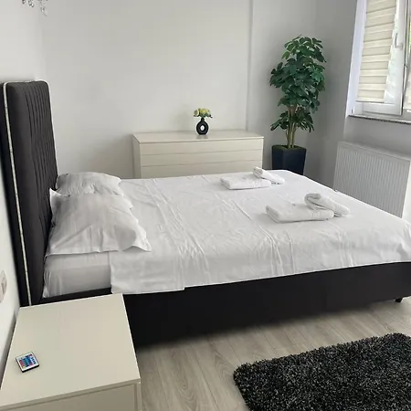 Cozy Deluxe Apartments In Centre Of Historical Suceava Exterior foto