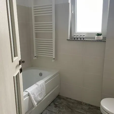 Cozy Deluxe Apartments In Centre Of Historical Suceava Exterior foto